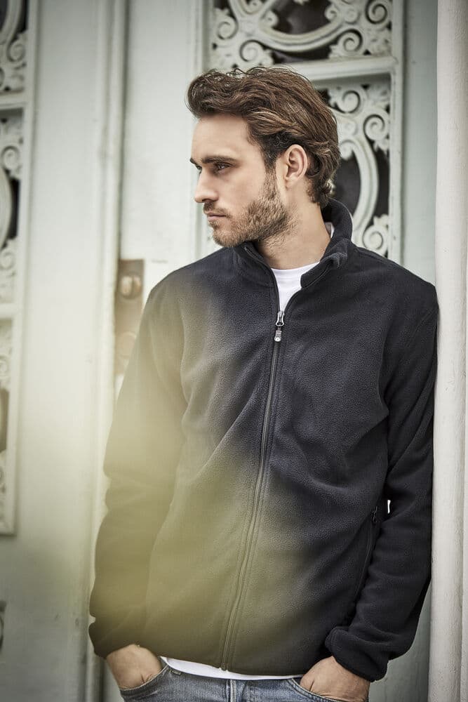 Warren Full Zip, På modell 1