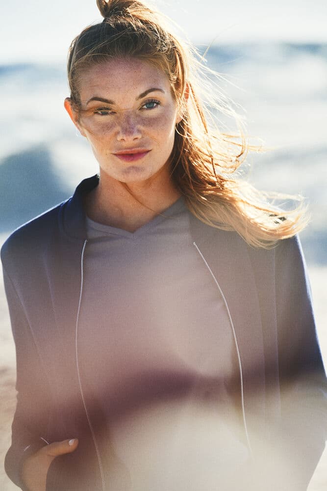 Heavy V-neck T-shirt ladies, På modell 3