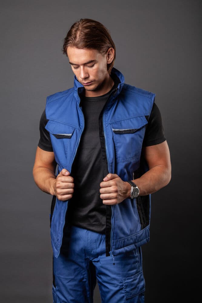 5706 VEST, På modell 4