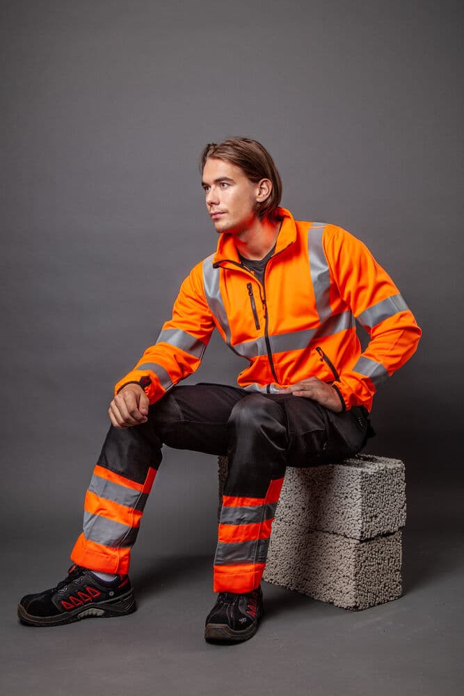 6530 Arbeidsbukse EN ISO 20471 Kl 1, På modell 2
