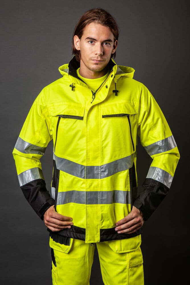 6441 Skalljakke EN ISO 20471 Klasse 3, På modell 1