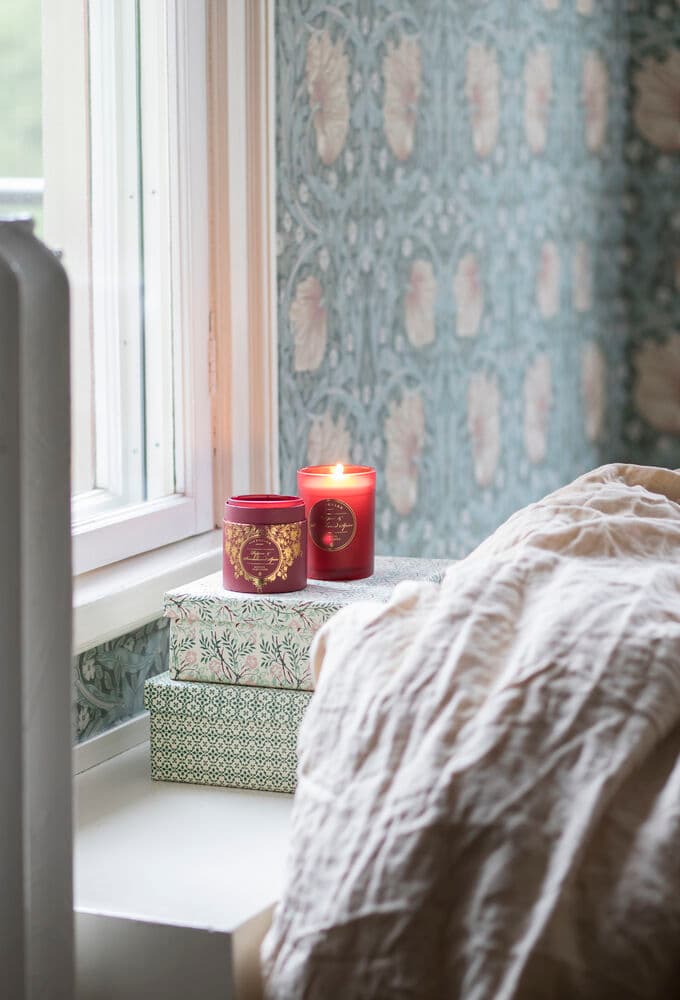 Duftlys Sense Roundbox Pepper & Sandalwood Spice, På modell 2