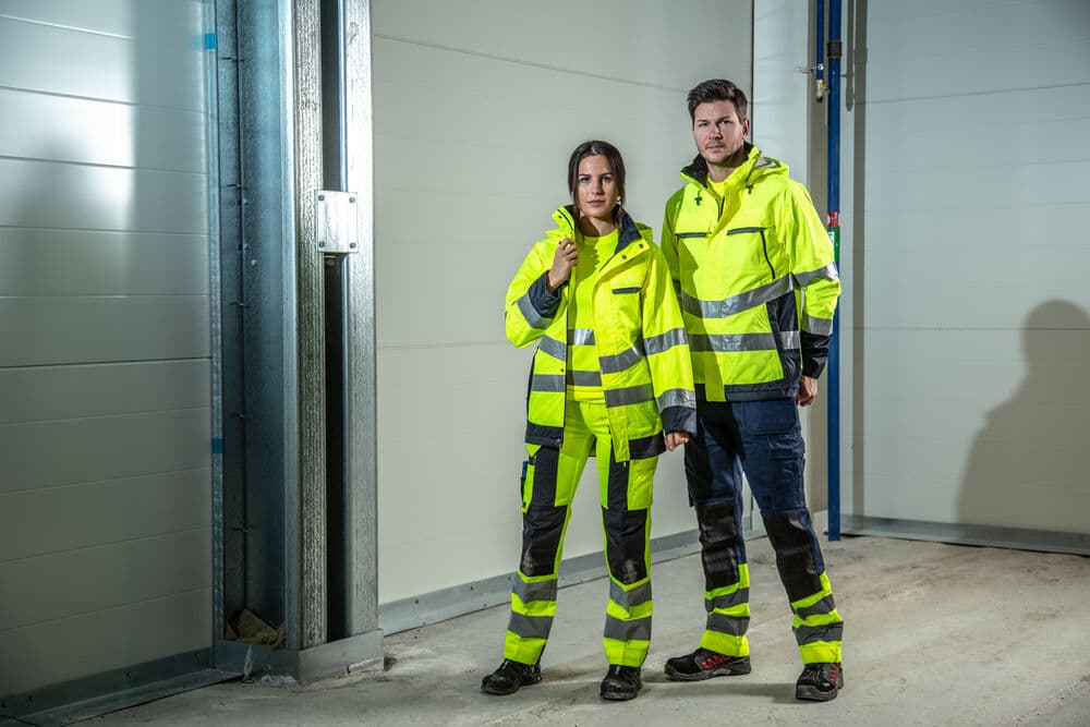 6530 Arbeidsbukse EN ISO 20471 Kl 1, På modell 3