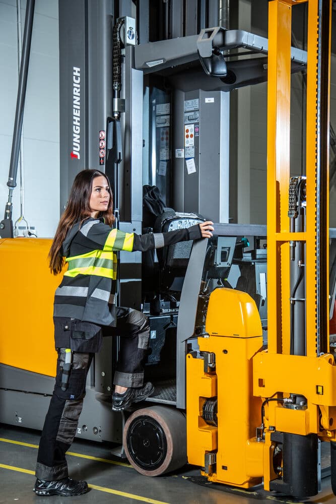 5522 ARBEIDSBUKSE DAME, På modell 6