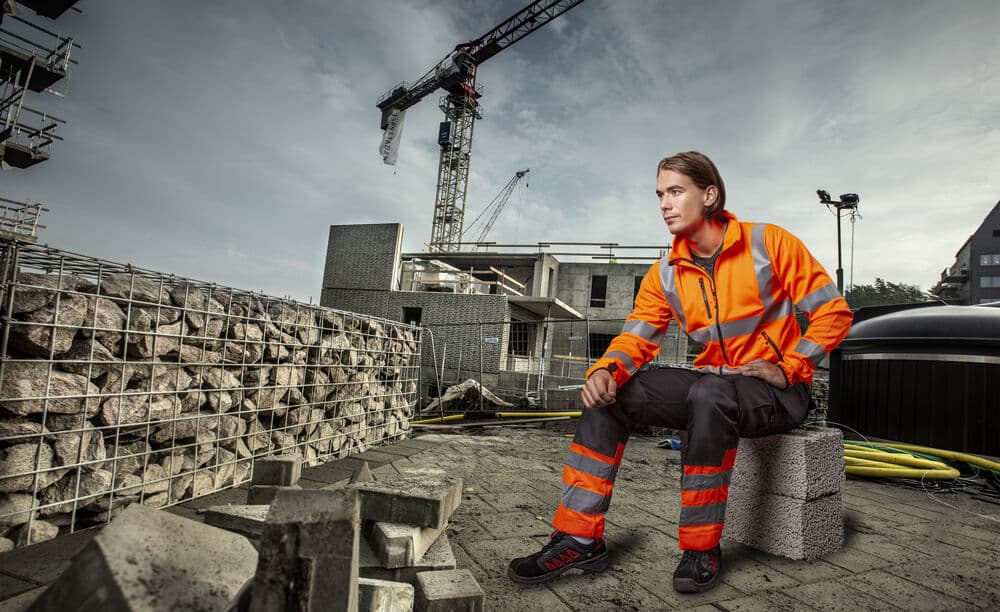 6530 Arbeidsbukse EN ISO 20471 Kl 1, På modell 4