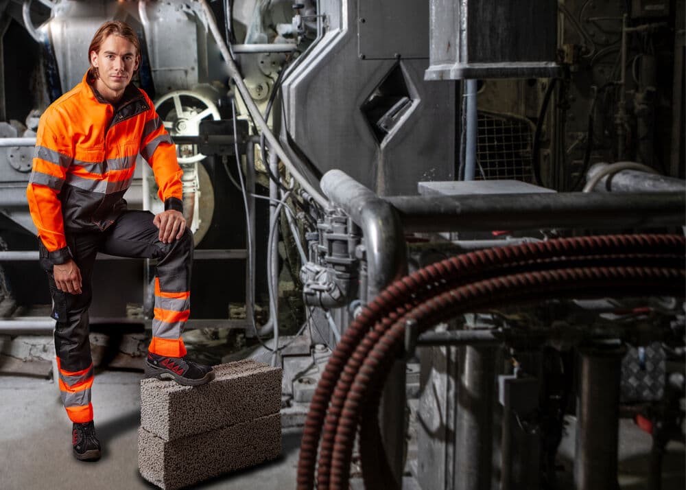 6530 Arbeidsbukse EN ISO 20471 Kl 1, På modell 5