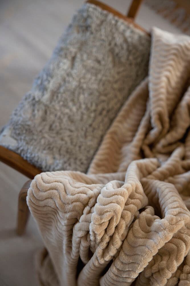 Agnes fleecepledd, beige, På modell 2
