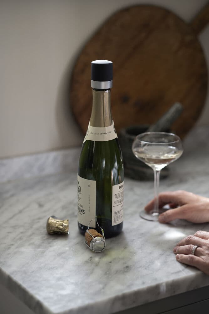 Axel vin- og champagnekork 2-pk. svart/sølv, På modell 2