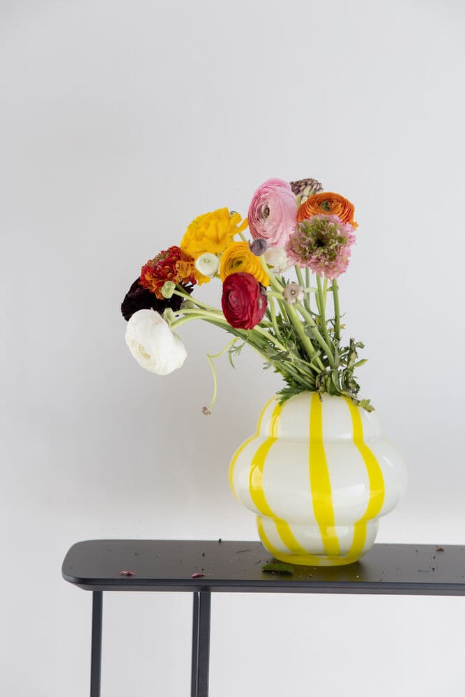 Vase Curlie Yellow, På modell 1