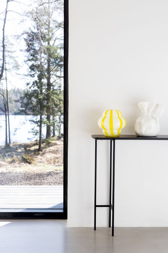 Vase Curlie Yellow, På modell 2