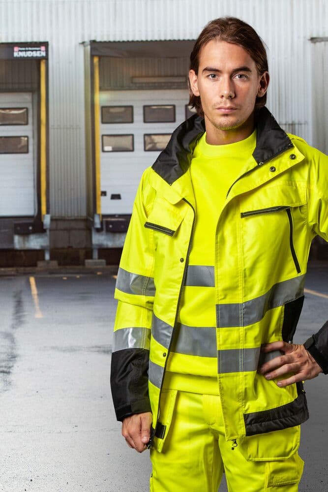 6440 Skalljakke EN ISO 20471 Kl 3, På modell 1