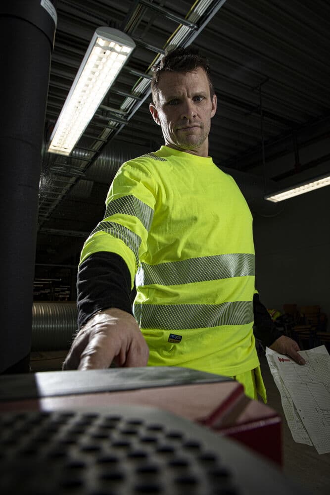 6014 T-shirt Langermet EN ISO 20471 Kl 3/2, På modell 3