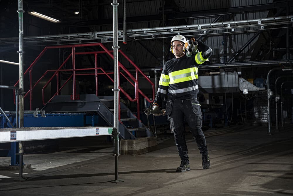 6129 Sweatshirt EN ISO 20471 Kl 1, På modell 4