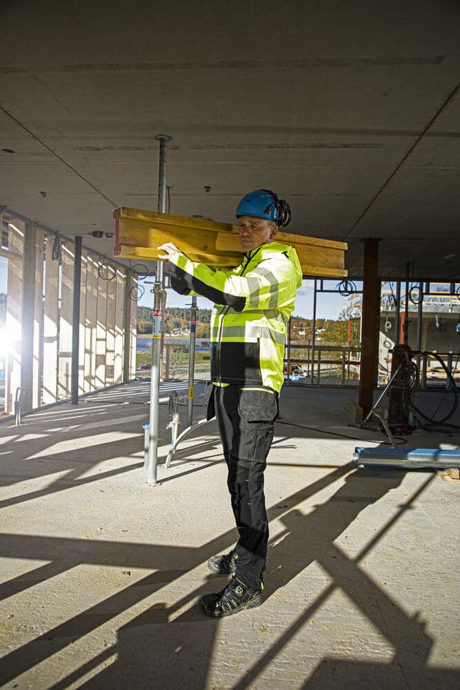 6416 Skalljakke EN ISO 20471 Kl 3/2, På modell 6