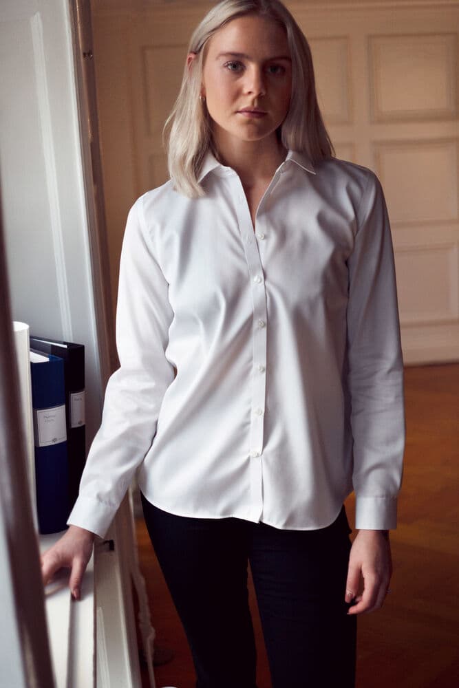 GB01 Twill Relaxed Woman, På modell 1