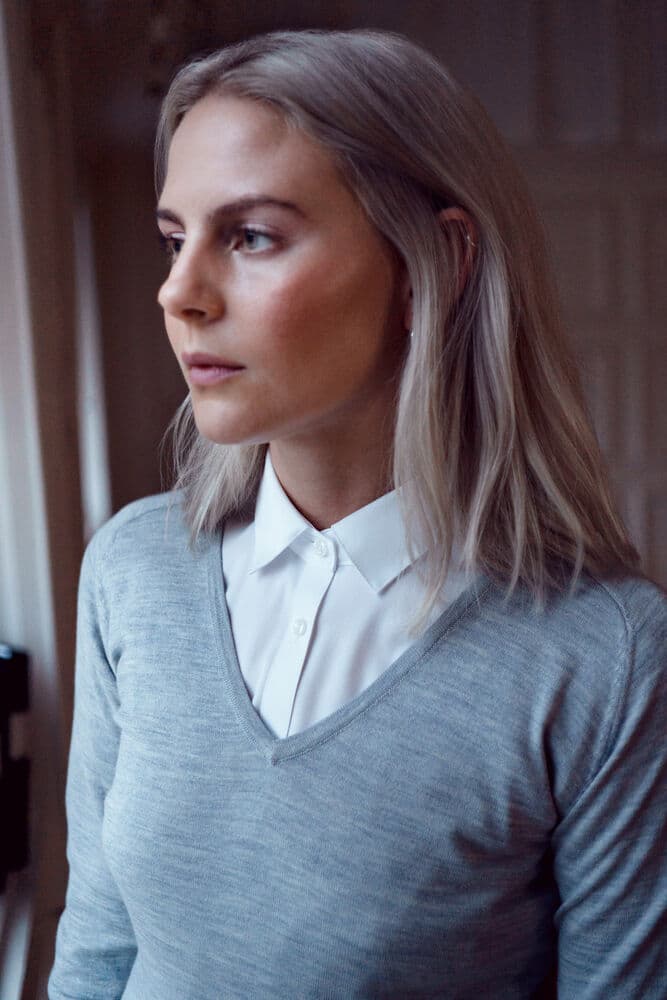 Merino V-Neck Woman, På modell 1