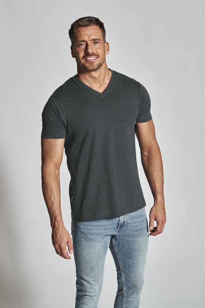T-Shirt V-Neck Man, På modell 2