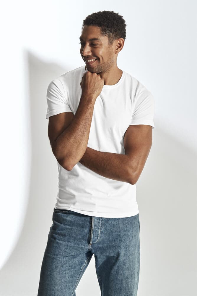 Stretch R-Neck Man, På modell 1