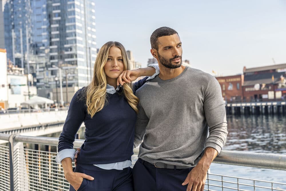 Oakville V-Neck Women, På modell 1