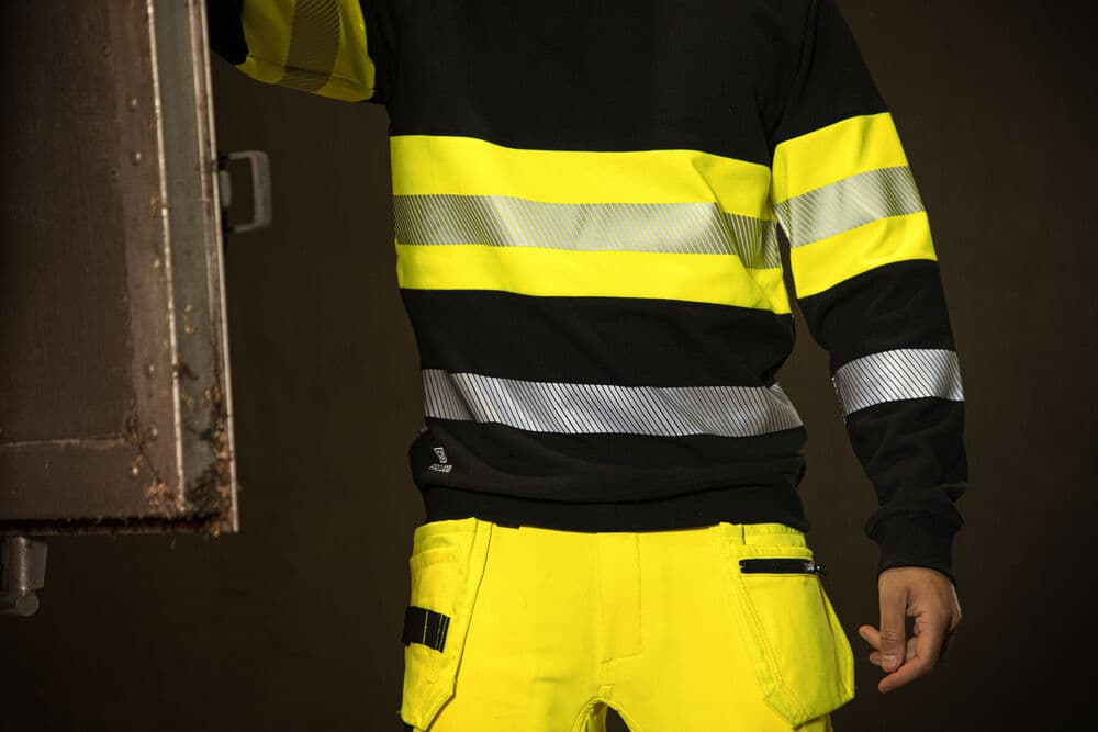 6129 Sweatshirt EN ISO 20471 Kl 1, På modell 3