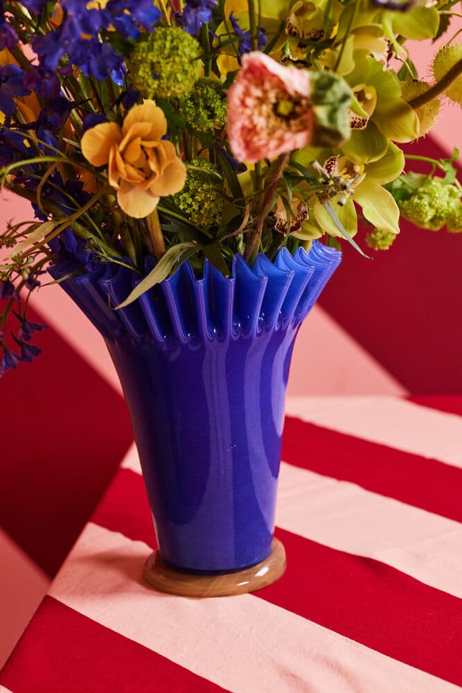 Vase Lori, blå/beige, large, På modell 1