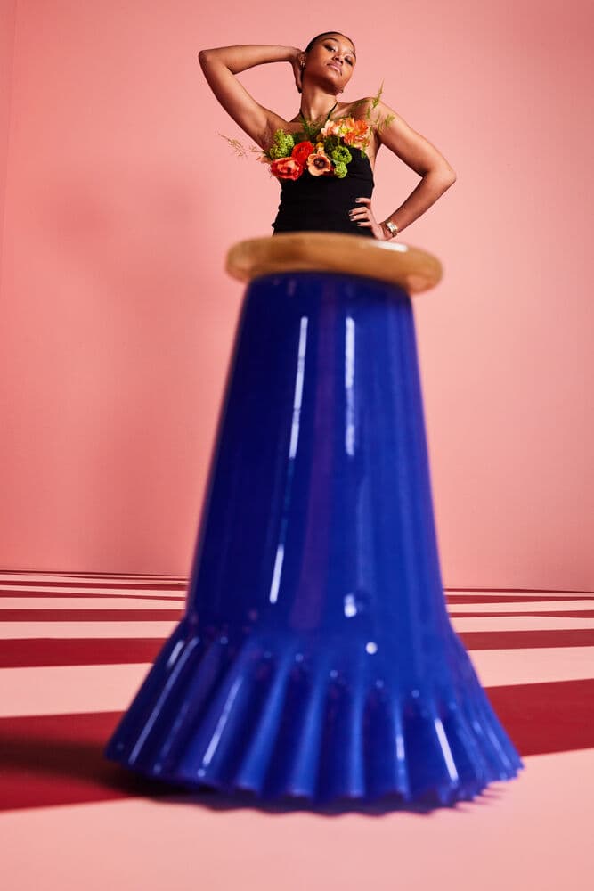 Vase Lori, blå/beige, large, På modell 6