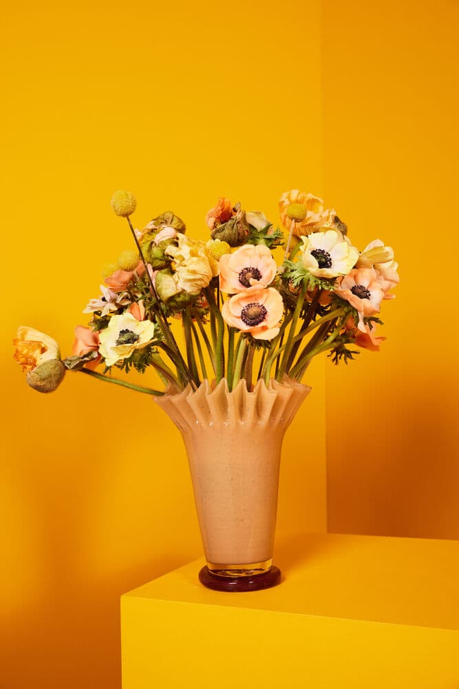 Vase Lori, gul/burgunder, medium, På modell 1