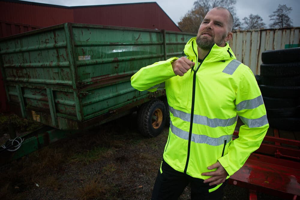 6450 Regnjakke EN ISO 20471 Kl 3/2, På modell 6