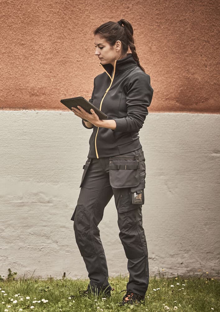 2371 Håndtverksbukse Stretch Dame, På modell 3