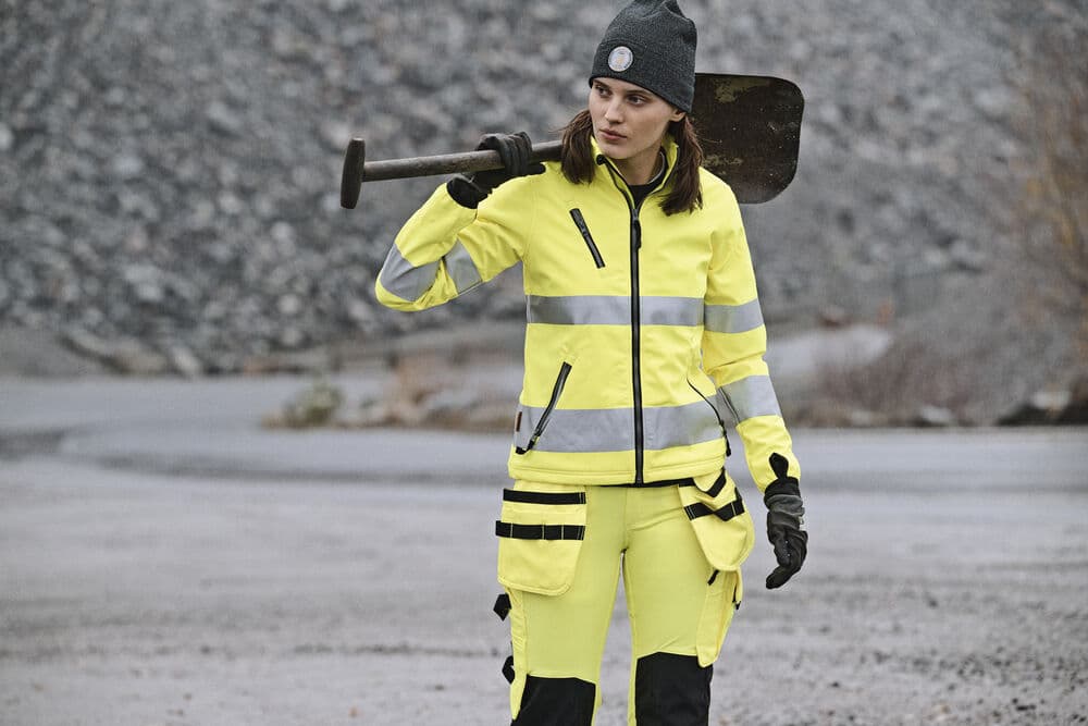 Womens Softshell Jacket Hi-vis, På modell 3