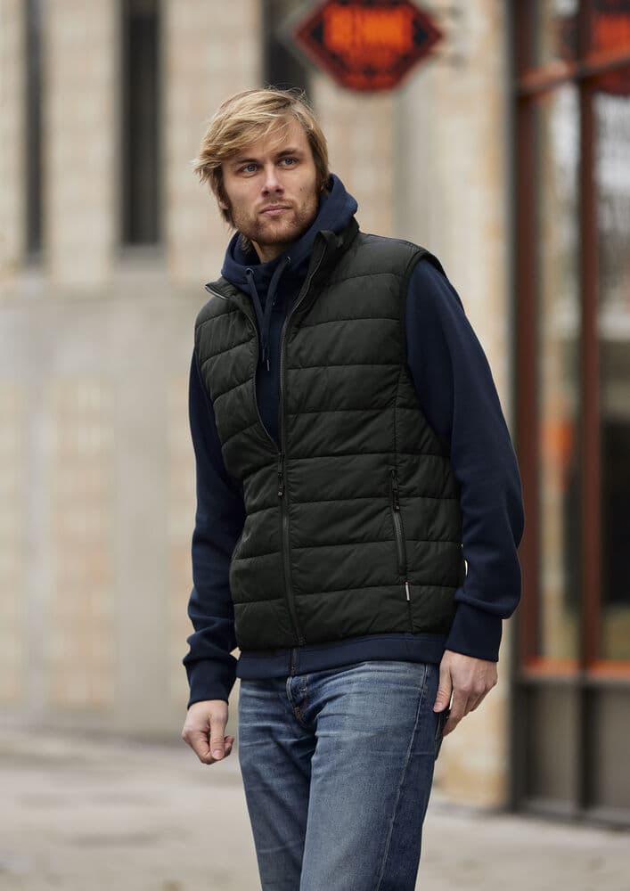 Finley Vest, På modell 1