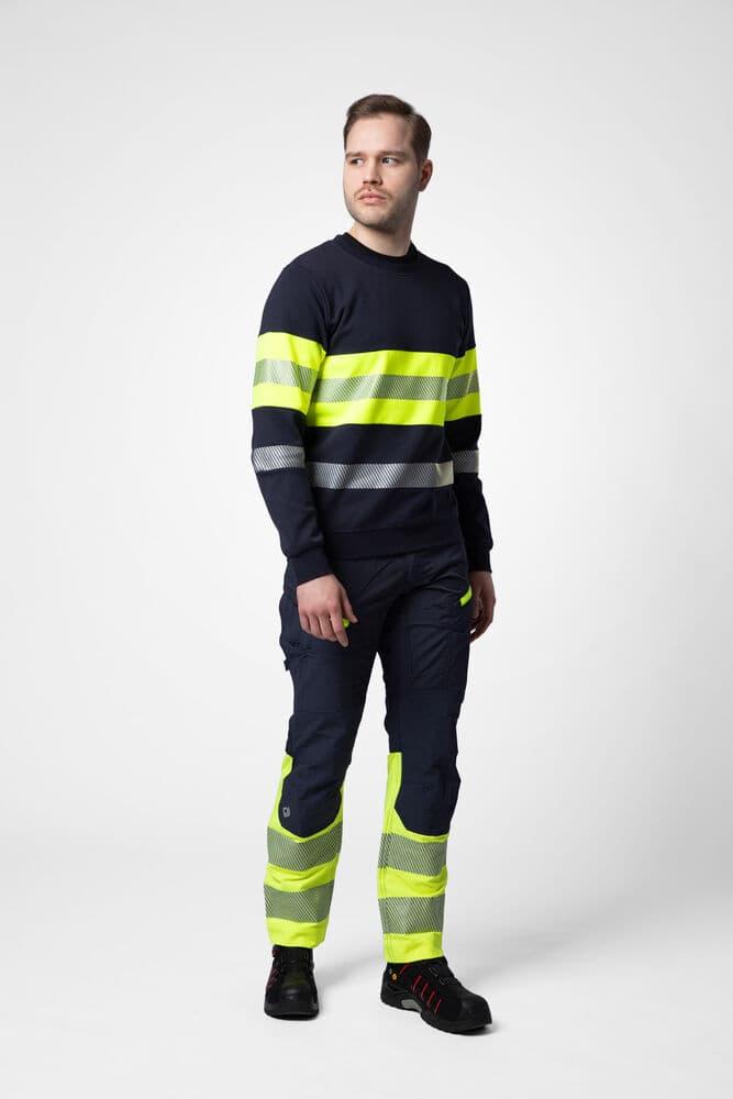 6528 Servicebukse Stretch EN ISO 20471 Kl 1, På modell 2