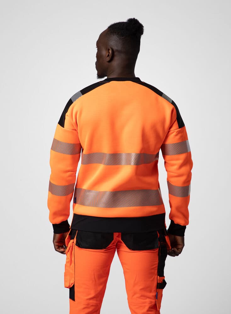 6108 Sweatshirt EN ISO 20471 Kl 3/2, På modell 2