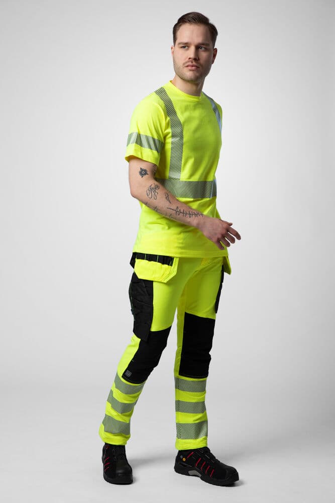 6013 T-shirt EN ISO 20471 Kl 3/2, På modell 1
