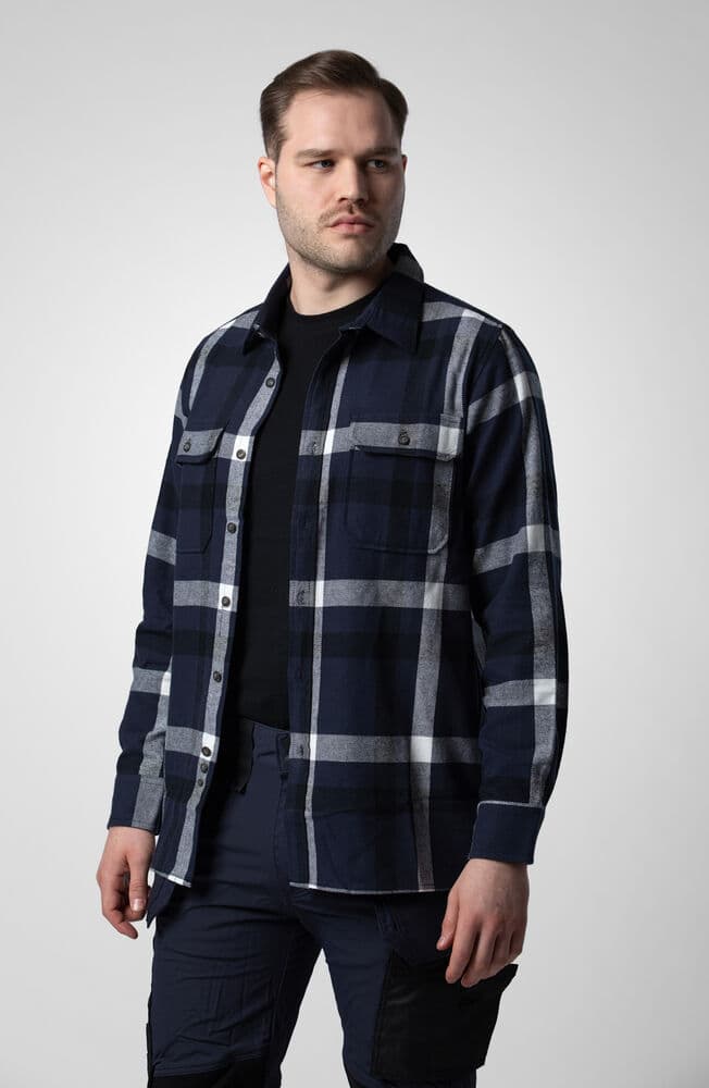5212 Flanellskjorte, På modell 1