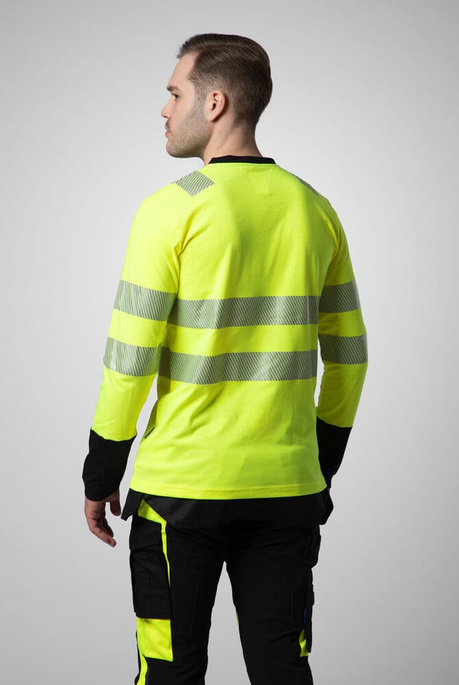 6014 T-shirt Langermet EN ISO 20471 Kl 3/2, På modell 2