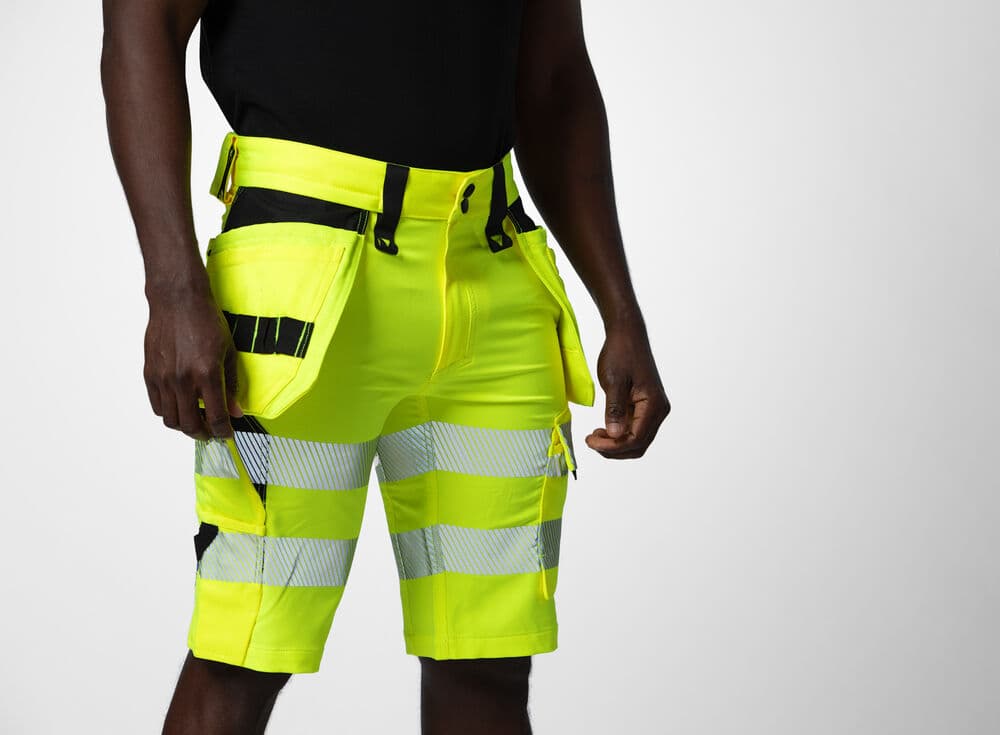 6575 Shorts Stretch EN ISO 20471 Kl 2/1, På modell 1