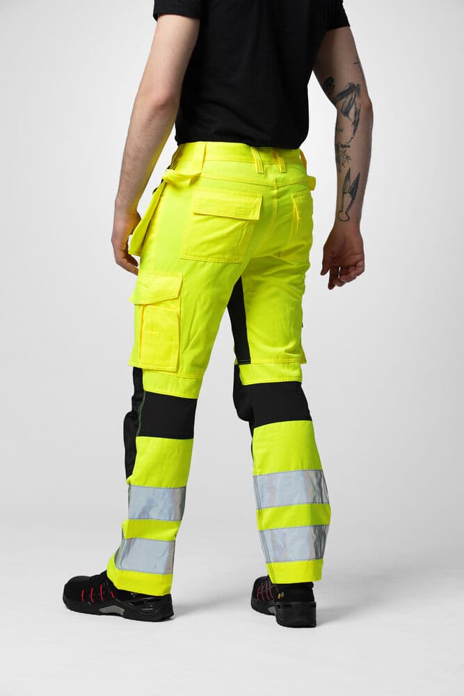 6570 Håndverksbukse Stretch EN ISO 20471 Kl 2, På modell 2