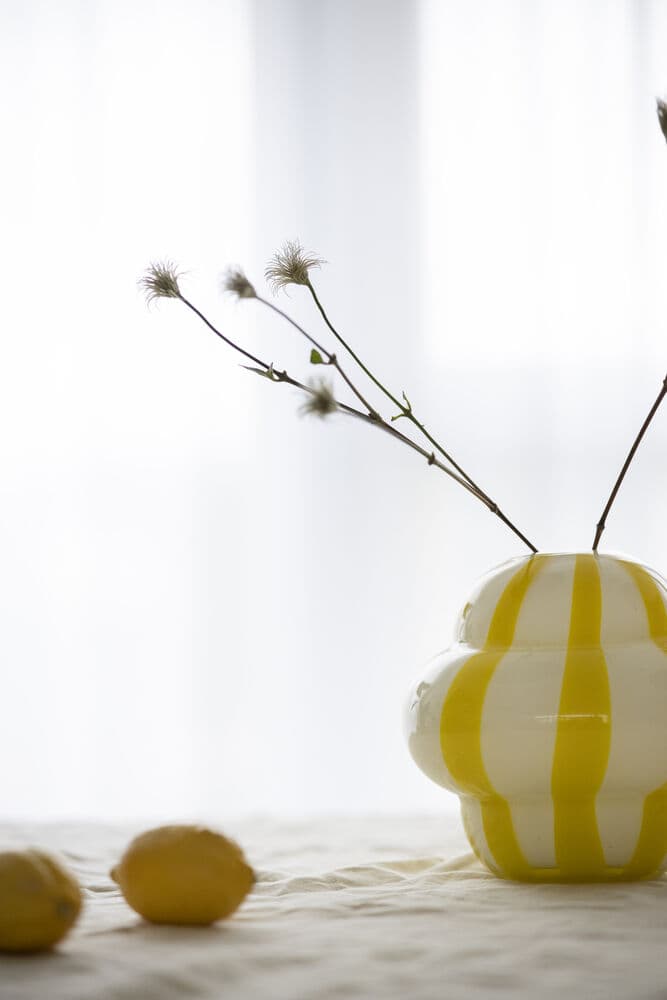Vase Curlie Yellow, På modell 5