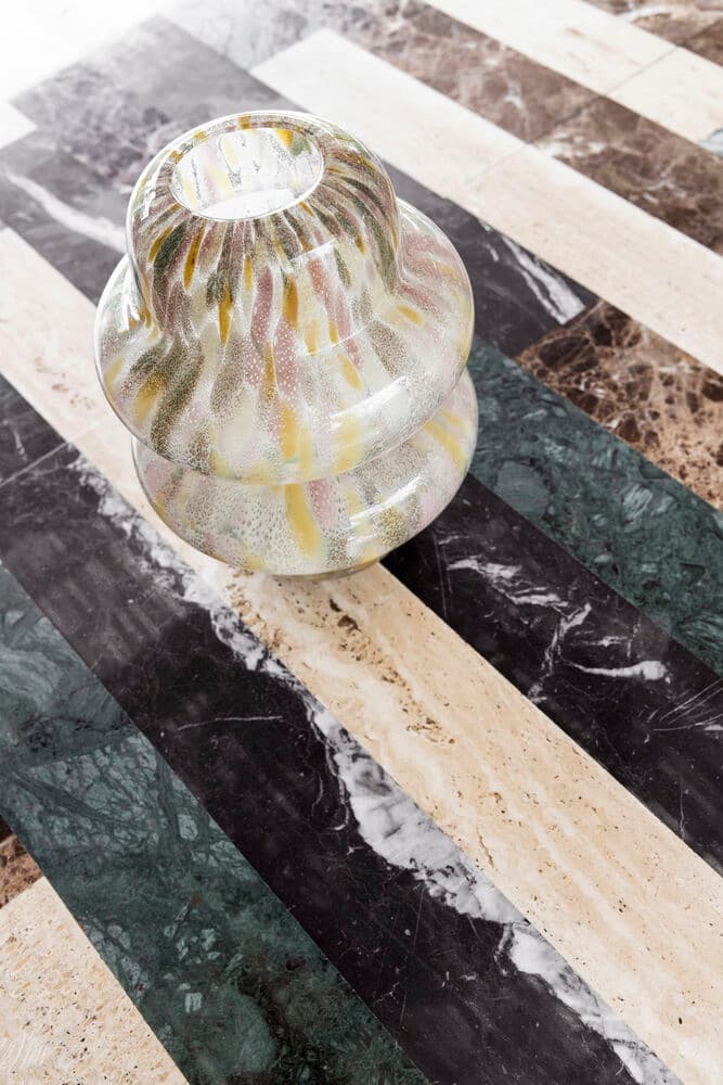 Vase Curlie Multi, På modell 1