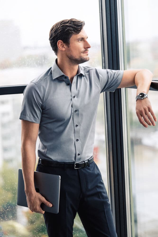 YB50 Twill S/S Regular, På modell 1