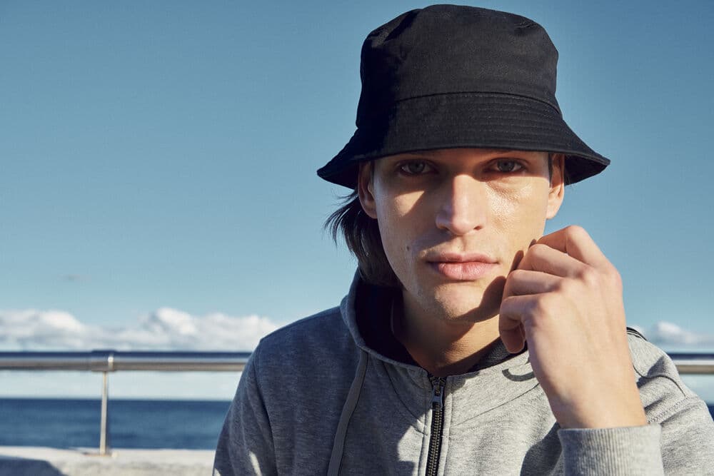 Bucket Hat, På modell 1
