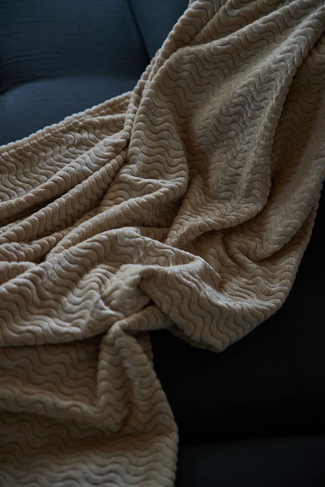 Agnes fleecepledd, beige, På modell 3