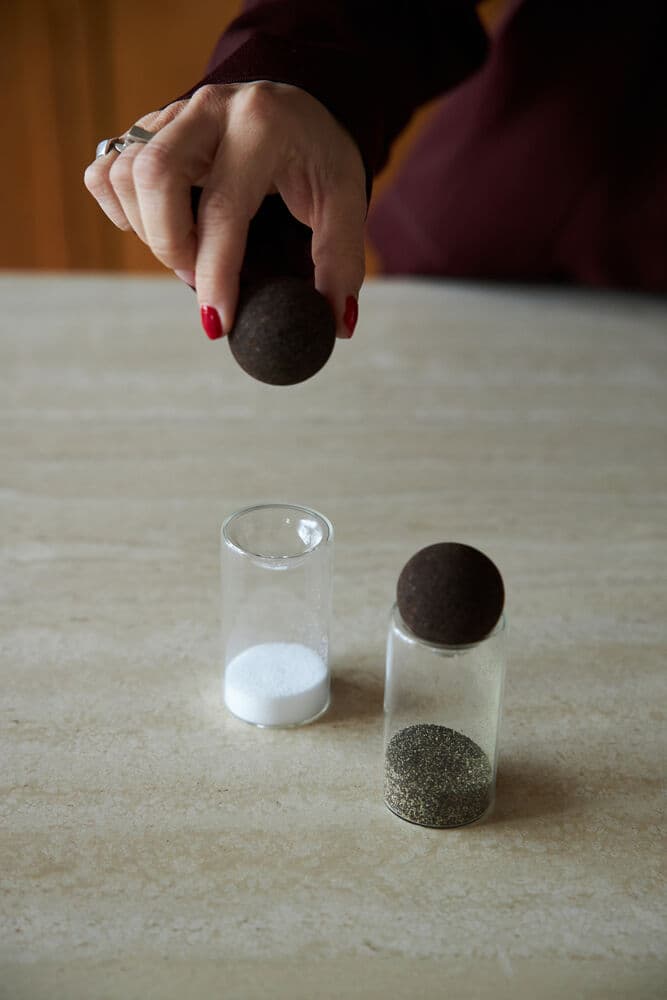 Nature salt- og peppersett med kork-kule, 2-pk, På modell 1
