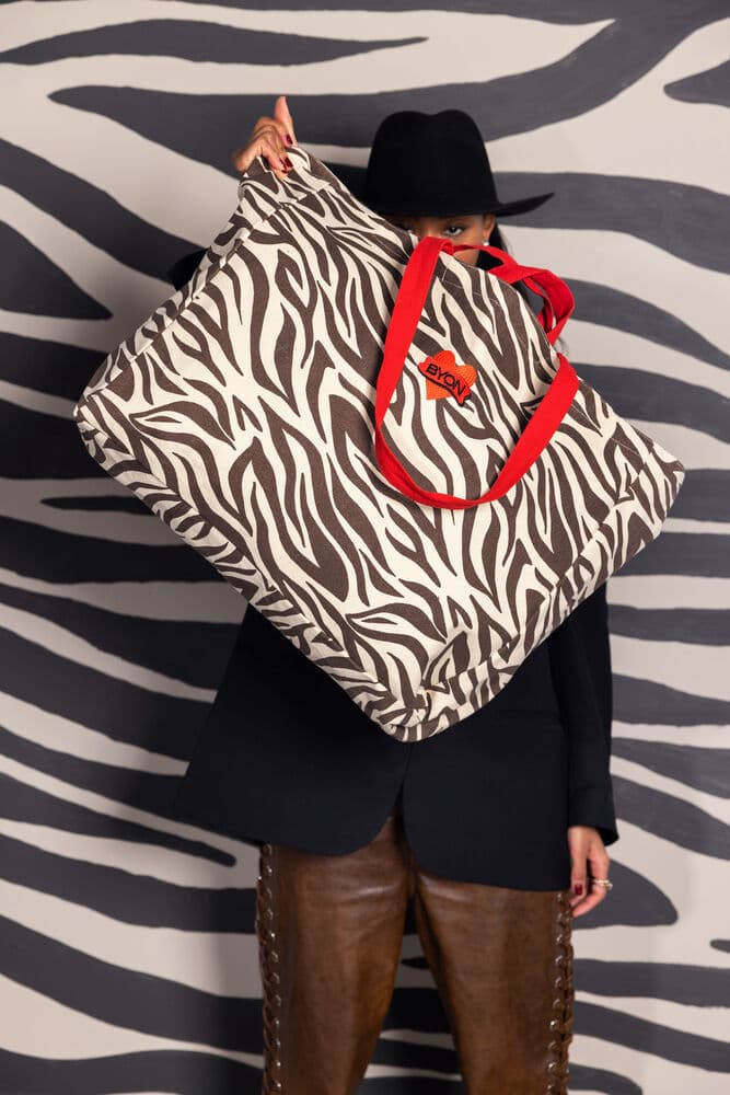 Veske Anima zebra, På modell 1