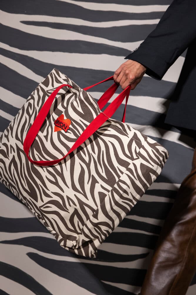 Veske Anima zebra, På modell 2