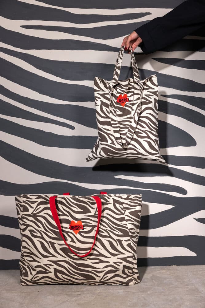 Handlenett Anima zebra, På modell 1