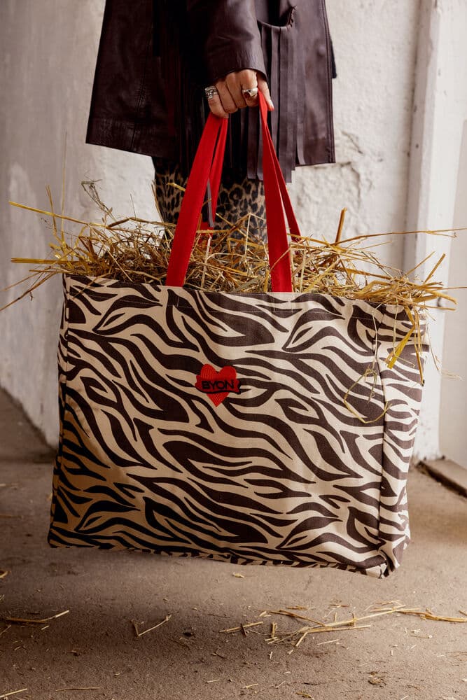 Veske Anima zebra, På modell 4