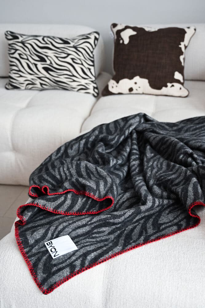 Pledd Anima zebra, På modell 1
