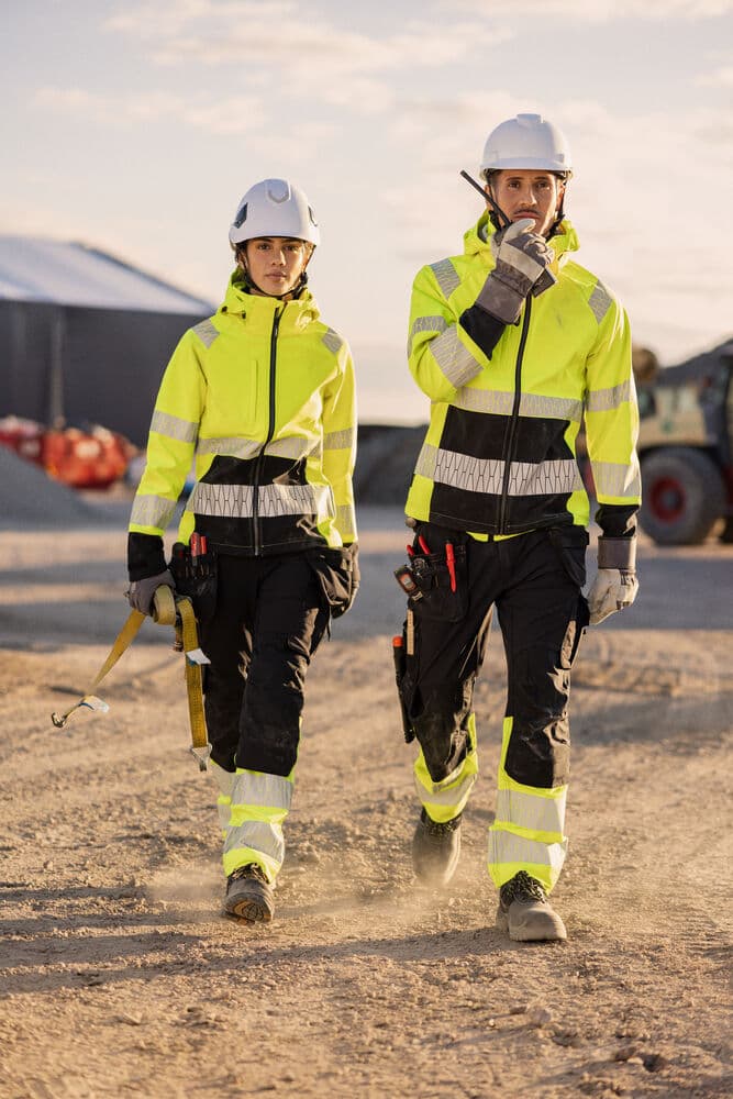 Softshell Jacket Hi-Vis, På modell 5